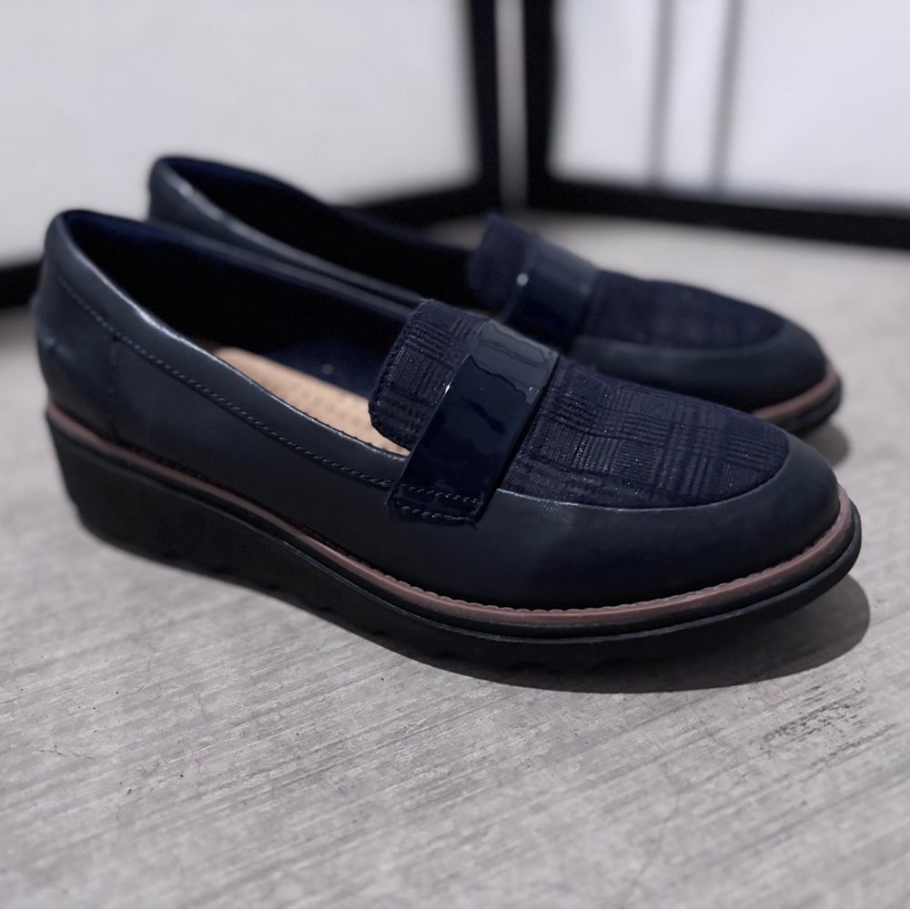 Women’s Clark’s Navy Blue Loafers size 7 1/2